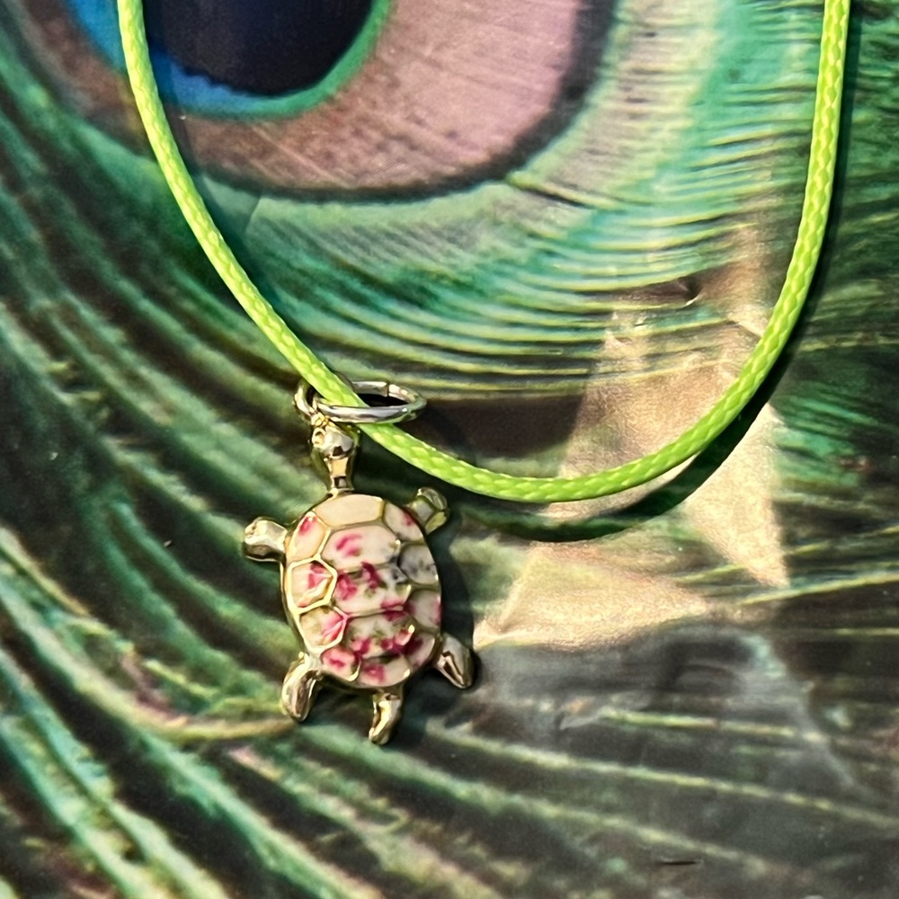 Cloisonné tiny tortoise 🐢 necklace - Picture 2 of 9